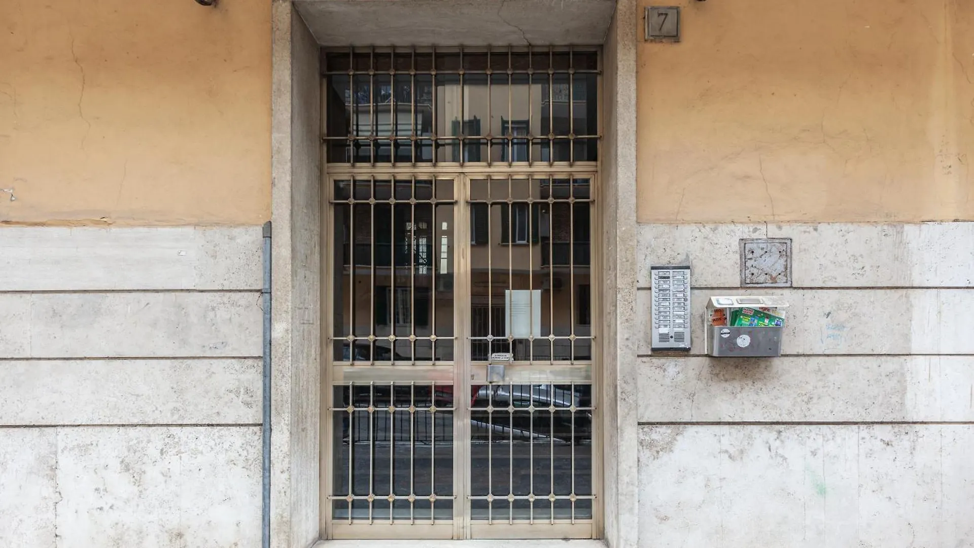 Hostly-The Happya Charme Suite Roma Italia