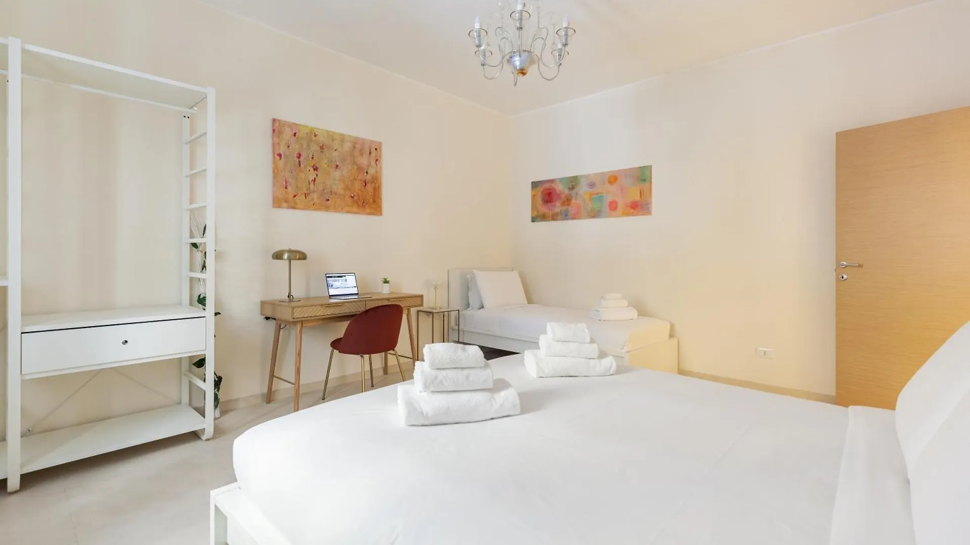 Hostly-The Happya Charme Suite Rome Italy