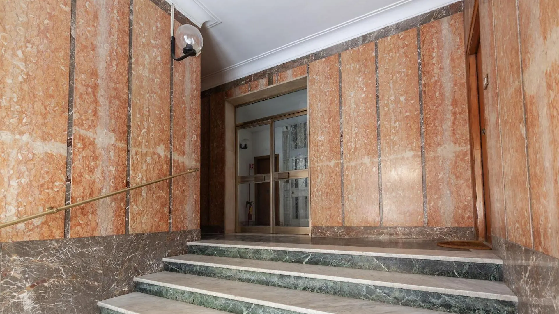 Hostly-The Happya Charme Suite Rome Apartment